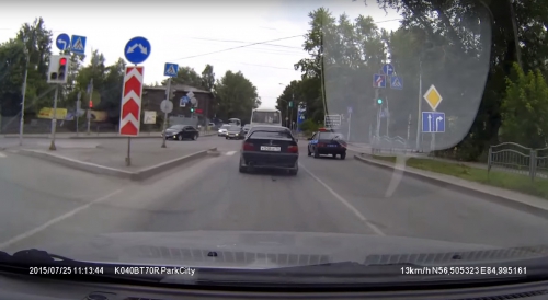 Сотрудник ГИБДД (Томск) нарушает ПДД